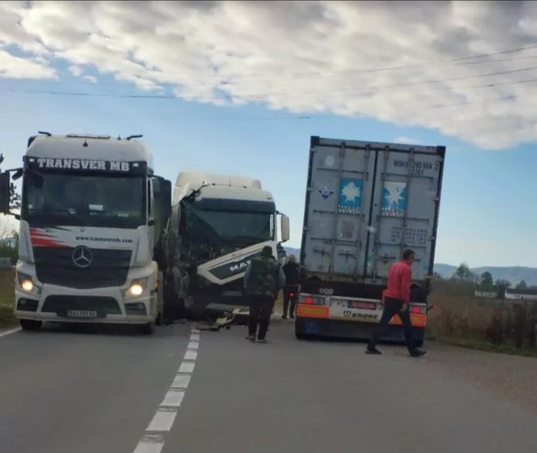 Sudar dva šlepera na putu Loznica-Šabac (FOTO)