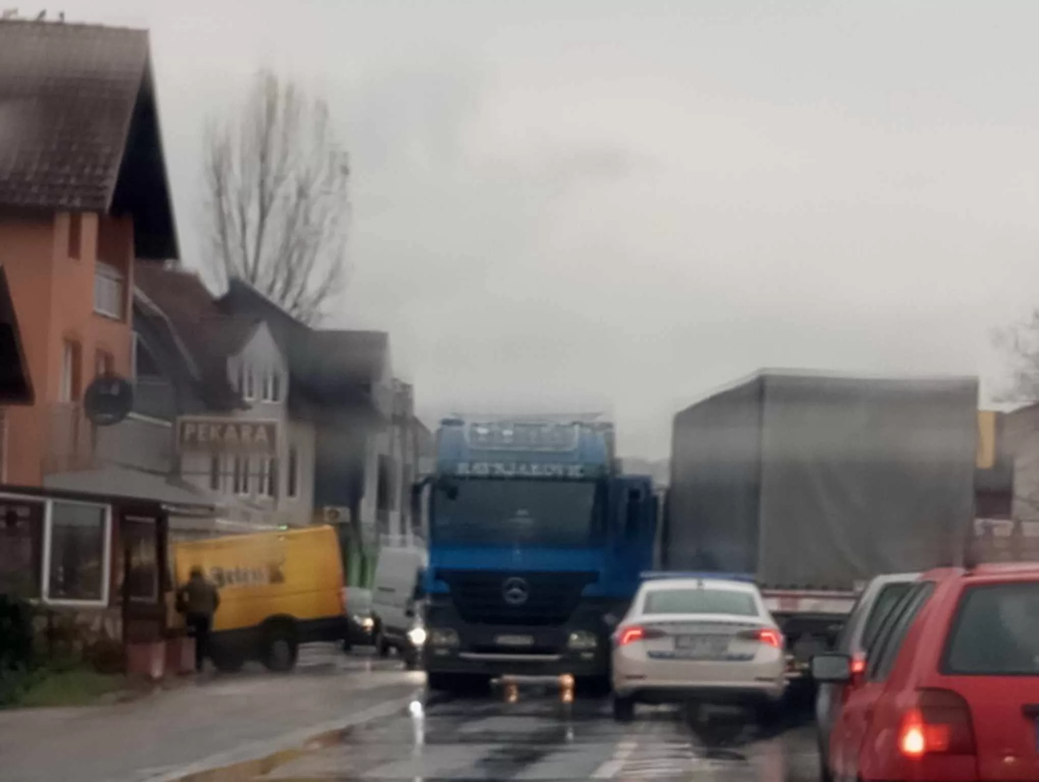 Sudar kamiona na raskrsnici u Karakaju danas izazvao kolaps saobraćaja (FOTO)