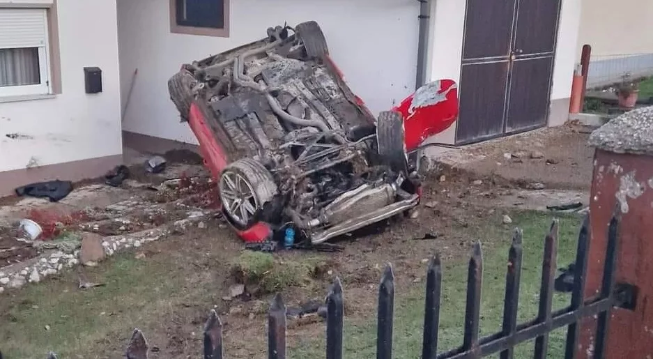 Saobraćajna nezgoda kod Tuzle: Vozilom udario u porodičnu kuću (FOTO)