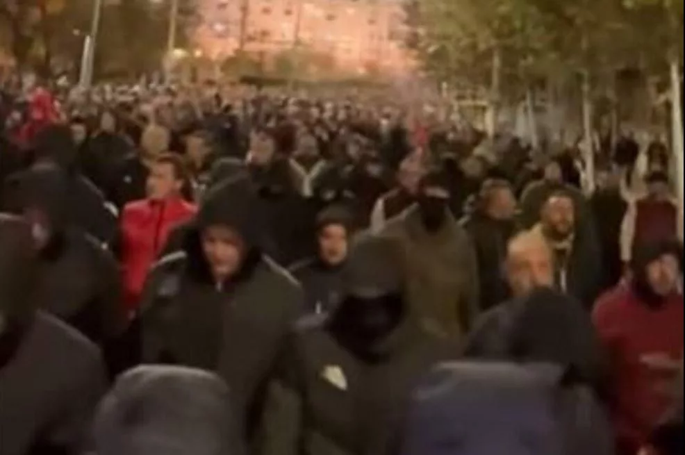 Protesti ispred sjedišta Fudbalskog saveza prerasli u nekontrolisano nasilje