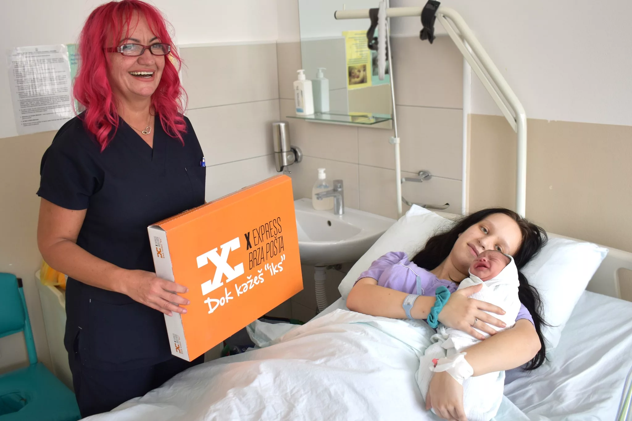 Darivanje beba u porodilištu JZU "Bolnica" Zvornika (FOTO)