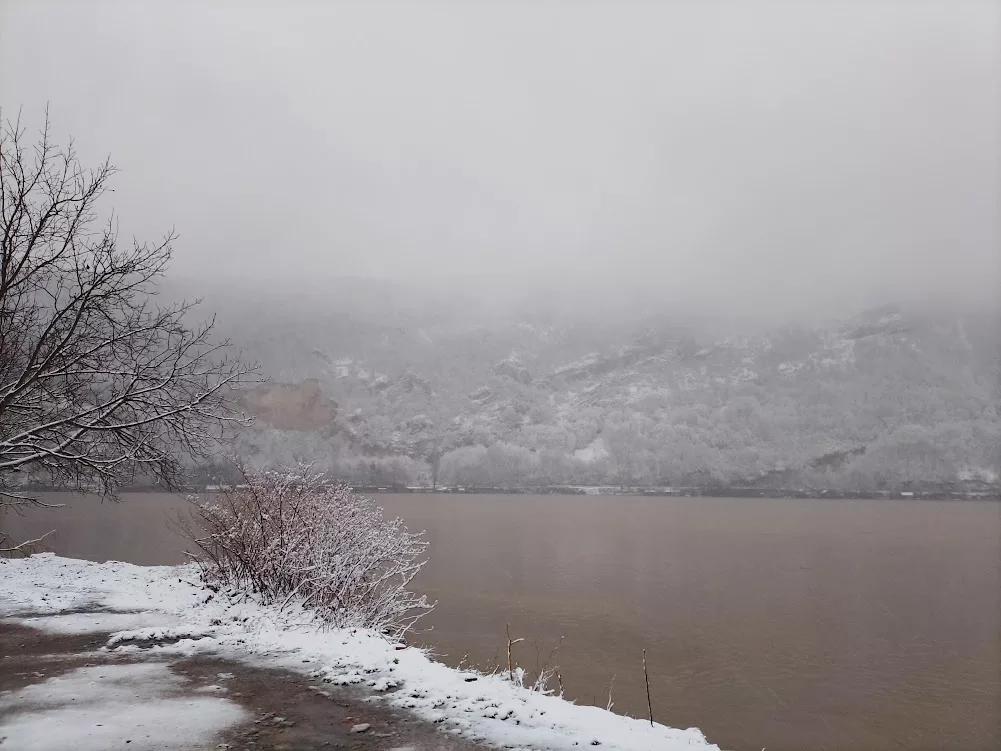 Dijelove BiH pogodit će olujna bura, a snijeg se spušta u nizine