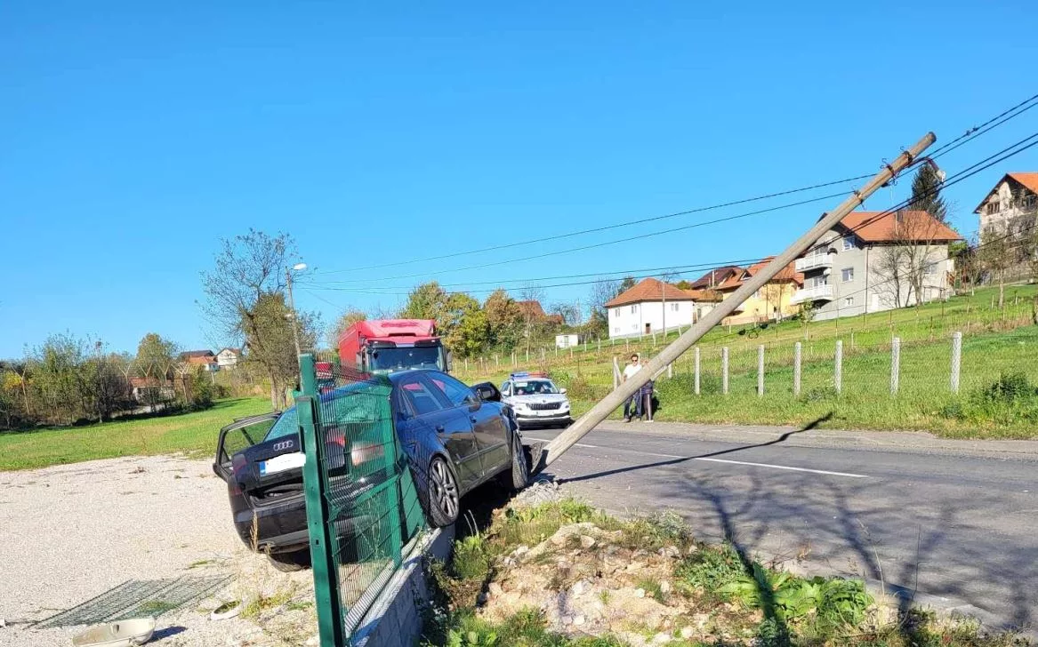 Automobilom “proletio” kroz ogradu i onda se “popeo” na banderu (FOTO)