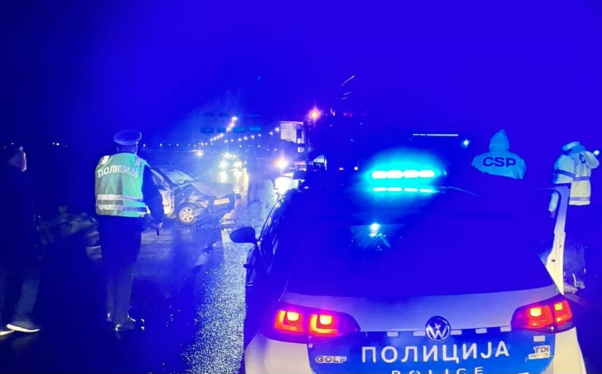 Žena zadobila povrede kada je automobil udario u pokvareni kamion na putu kod Bijeljine (FOTO)