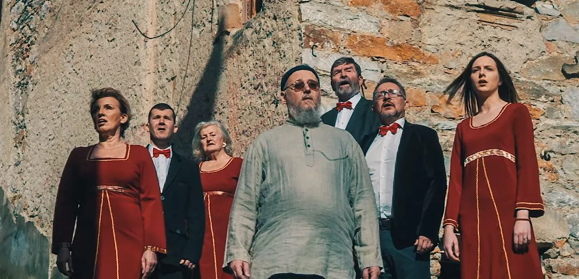Vladimir Savić i pjevačko društvo "Izvornik" umjetničkim djelom skrenuli pažnju na nestajanje zvorničkih znamenitosti (VIDEO)