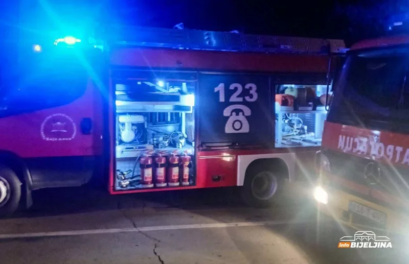 Uz pomoć vatrogasaca žena izvučena iz smrskanog automobila u Bijeljini (FOTO)