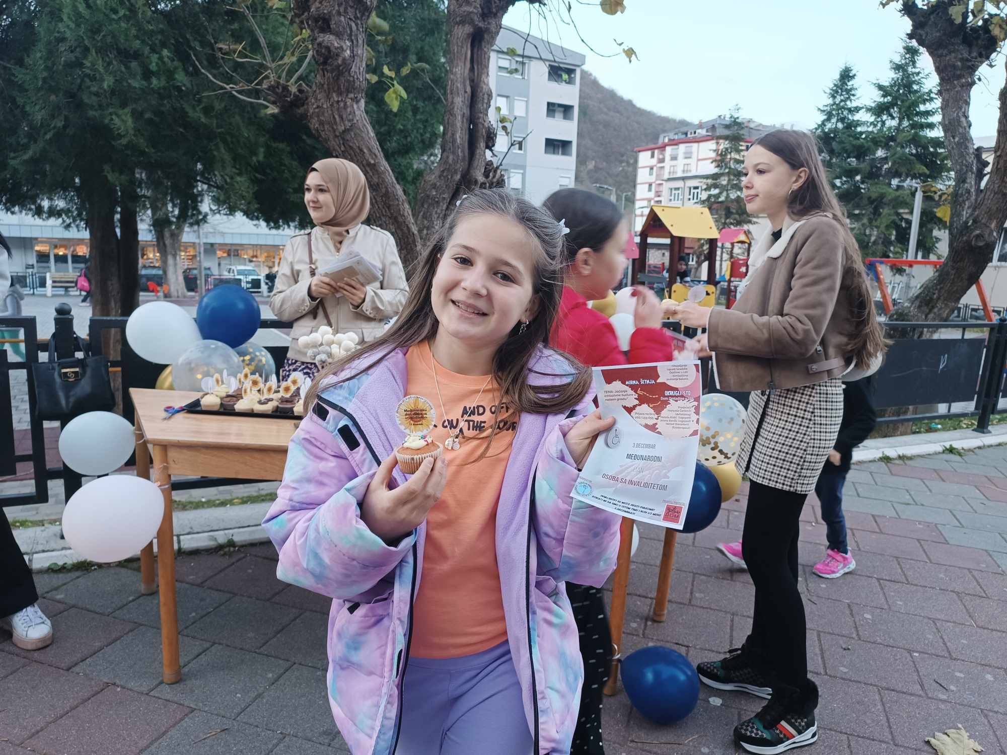 Mališani Zvornika sinoć dijelili mafine i pozivnice za današnju šetnju djece sa poteškoćama u razvoju od 12 sati