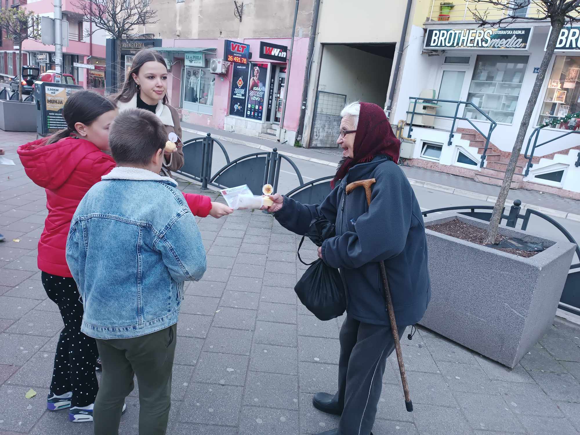 Mališani Zvornika sinoć dijelili mafine i pozivnice za današnju šetnju djece sa poteškoćama u razvoju od 12 sati
