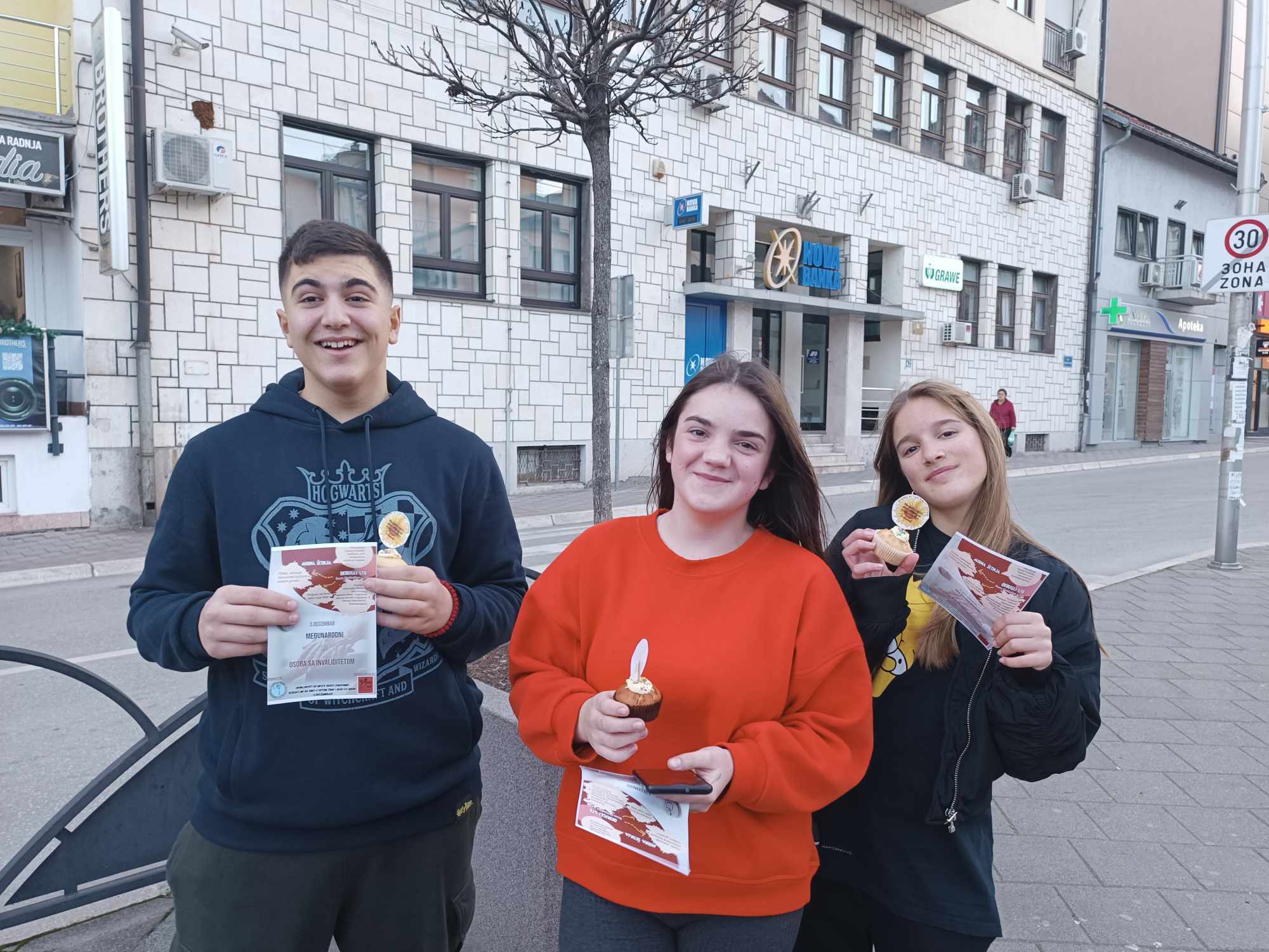 Mališani Zvornika sinoć dijelili mafine i pozivnice za današnju šetnju djece sa poteškoćama u razvoju od 12 sati
