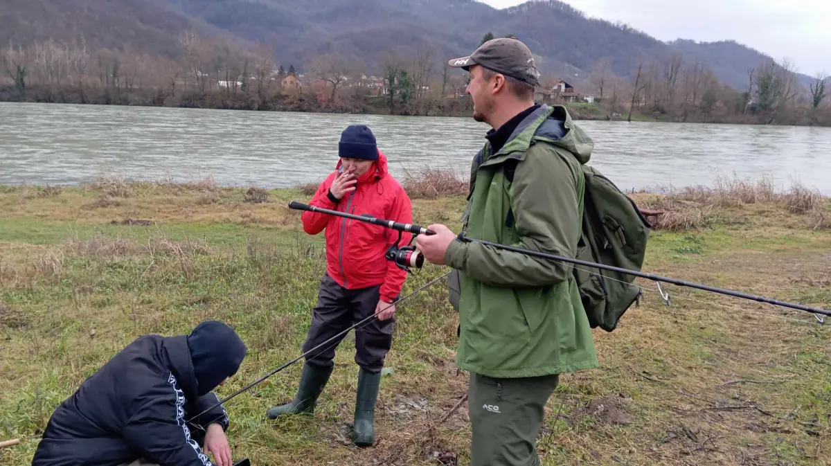 Ribolovci iz Češke za jedan dan ulovili tri mladice, sve ribe uredno vraćene u Drinu (FOTO+VIDEO)