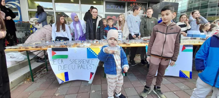 Djeca Srebrenice održala humanitarni bazar za djecu Palestine (FOTO)