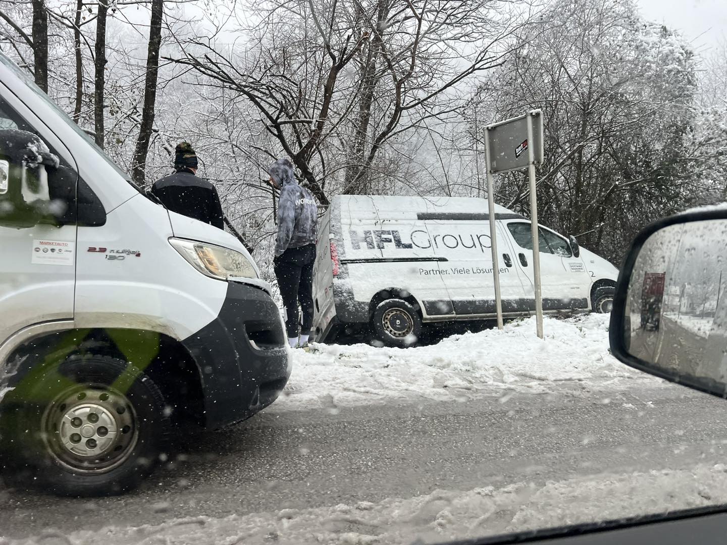 Kombi sletio sa magistralnog puta Zvornik-Bratunac (FOTO)