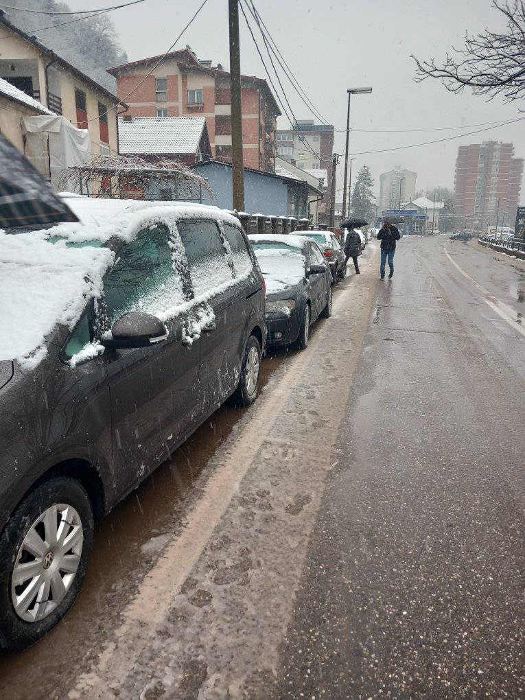 Parkiranje na pješačkoj stazi otežava život stanovnika gradskih naselja Hrid i Zamlaz (FOTO)