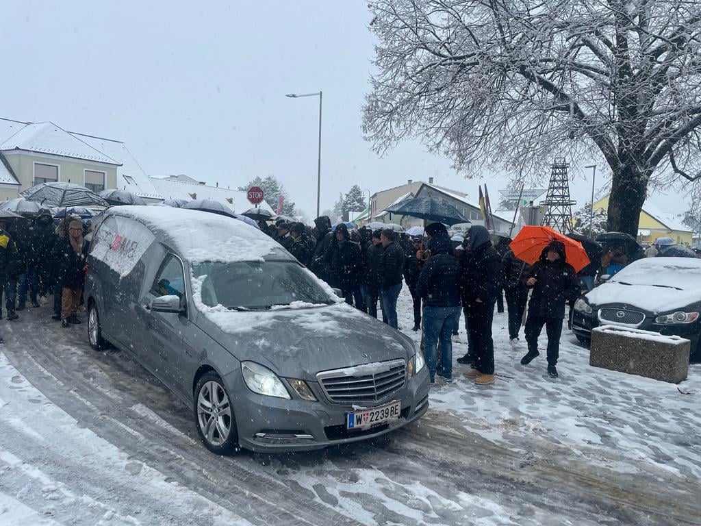 Hiljadu ljudi na ispraćaju i drugom mladiću koji je nastradao u stravničnoj saobraćajnoj nesreći kod Beča (FOTO)