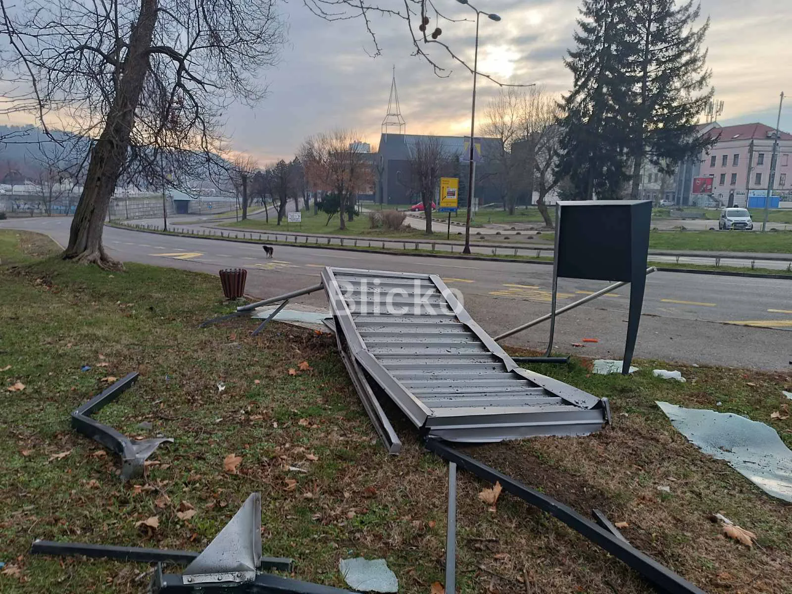 Automobil uništio autobusko stajalište u centru Tuzle, dva lica zadobila povrede (FOTO+VIDEO)