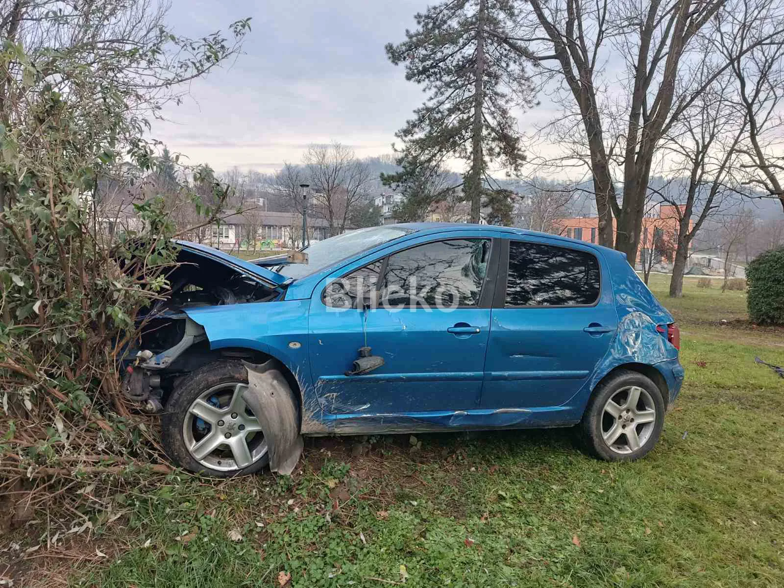 Automobil uništio autobusko stajalište u centru Tuzle, dva lica zadobila povrede (FOTO+VIDEO)