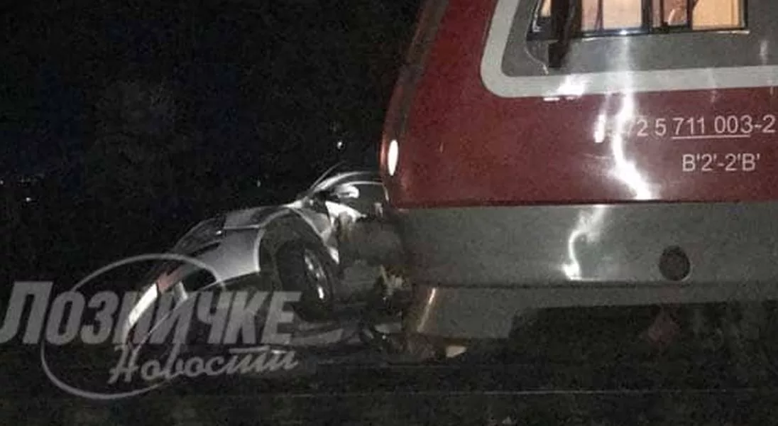 Jedno lice zadobilo povrede kada je automobil podletio pod voz kod Loznice (FOTO)