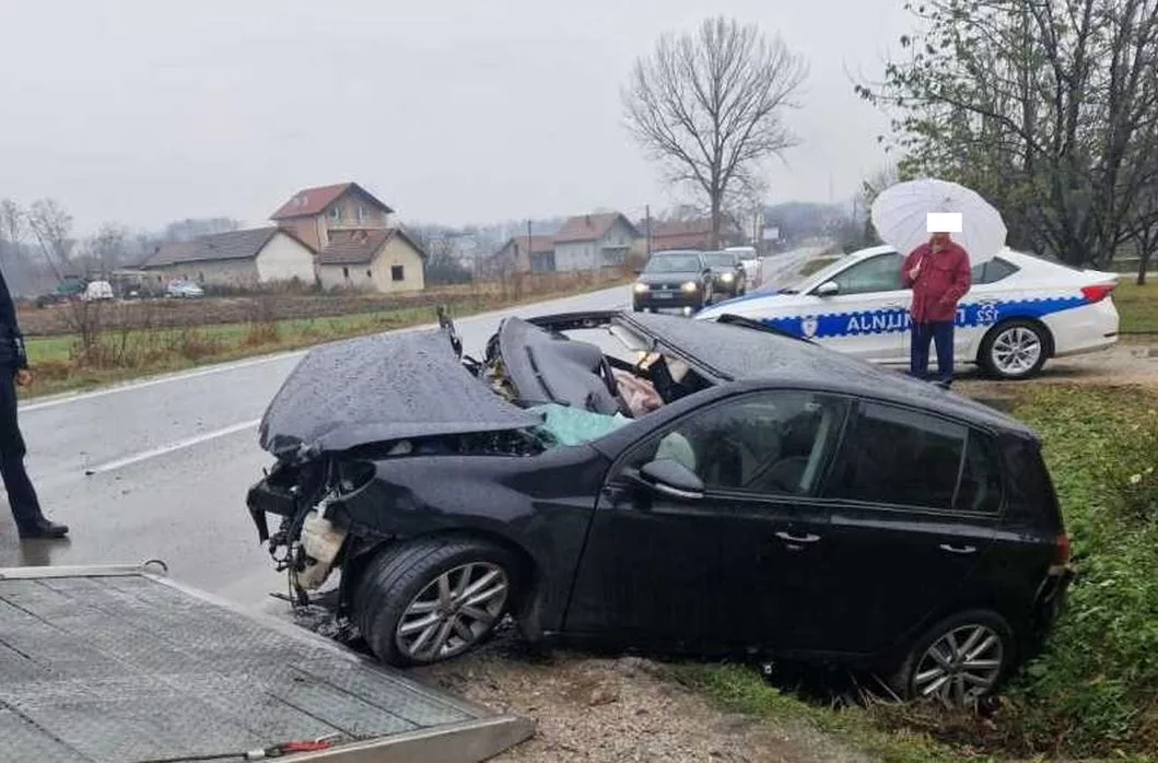 Slijetanje automobila sa magistralnog puta Zvornik-Bijeljina, jedno lice hitno upućeno na UKC Tuzla (FOTO)