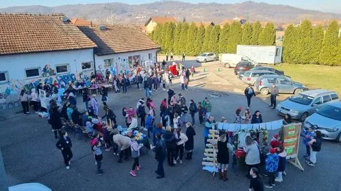 Novogodišnji bazar u osnovnoj školi u Čelopeku, posjetio ih i gradonačelnik Bojan Ivanović (FOTO)