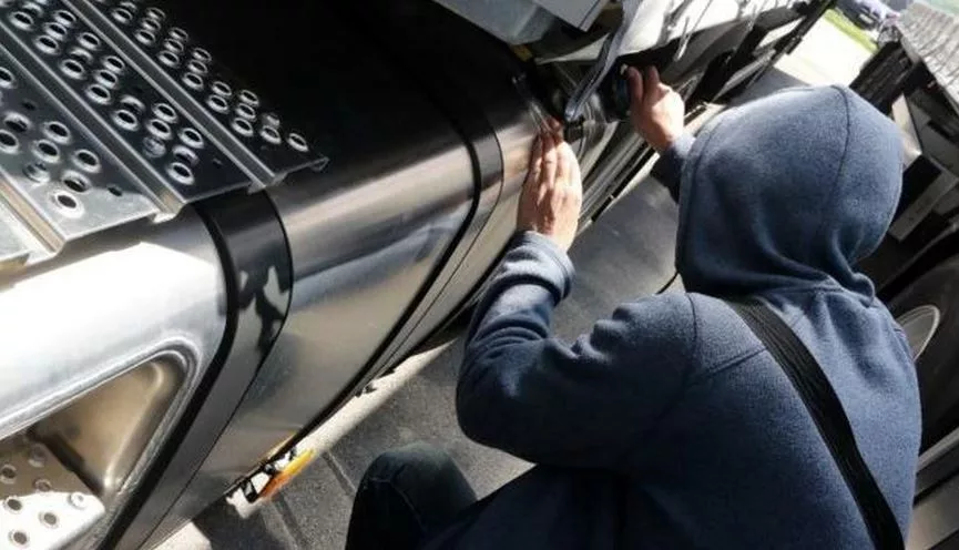Krao naftu iz kombajna u zvorničkim poljima pa ga policija uhapsila i pronašla pušku