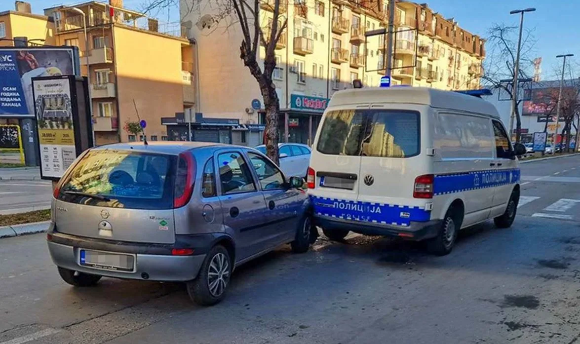 Autom udario u policijsku maricu, naduvao 1,4 promila (FOTO)