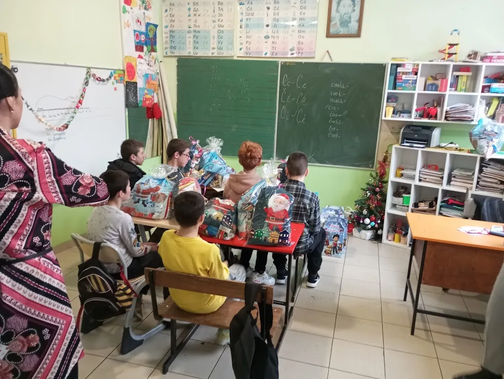 Učenici iz Križevića darovali slatkiše učenicima posebnih odjeljenja Osnovne škole “Sveti Sava” u Zvorniku (FOTO)