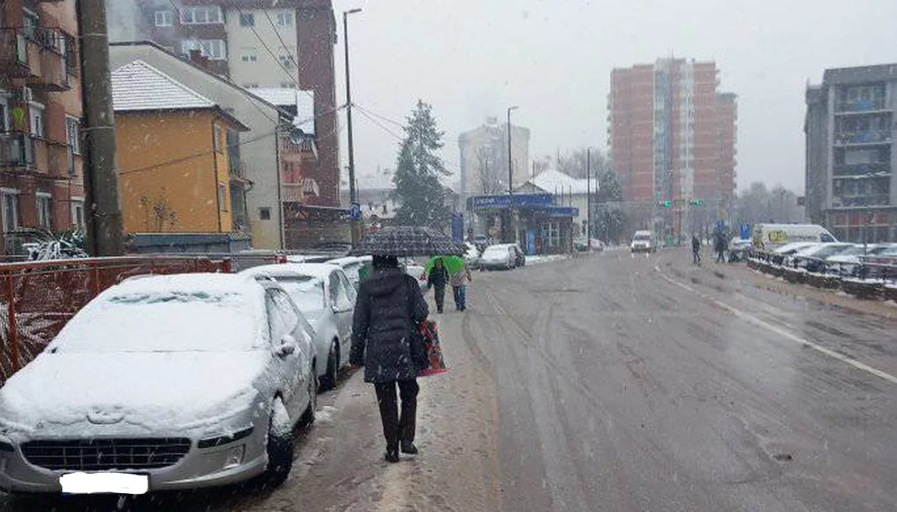 Parkiranje na pješačkoj stazi otežava život stanovnika gradskih naselja Hrid i Zamlaz (FOTO)