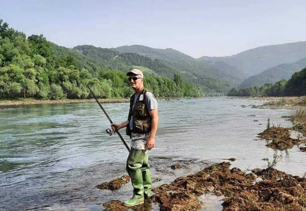 Mladicu dužu od metar i težu od 10 kg u Drini ulovio dugogodišnji ribar Simo Pokorni (VIDEO)