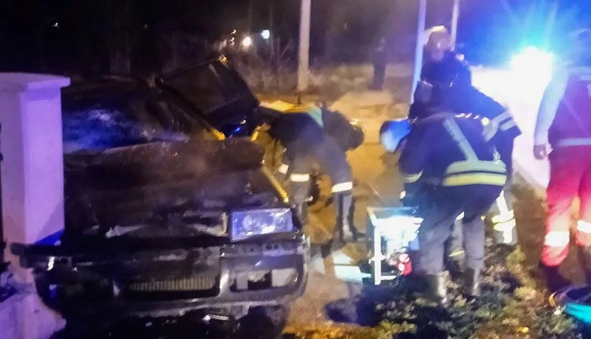 Uz pomoć vatrogasaca žena izvučena iz smrskanog automobila u Bijeljini (FOTO)
