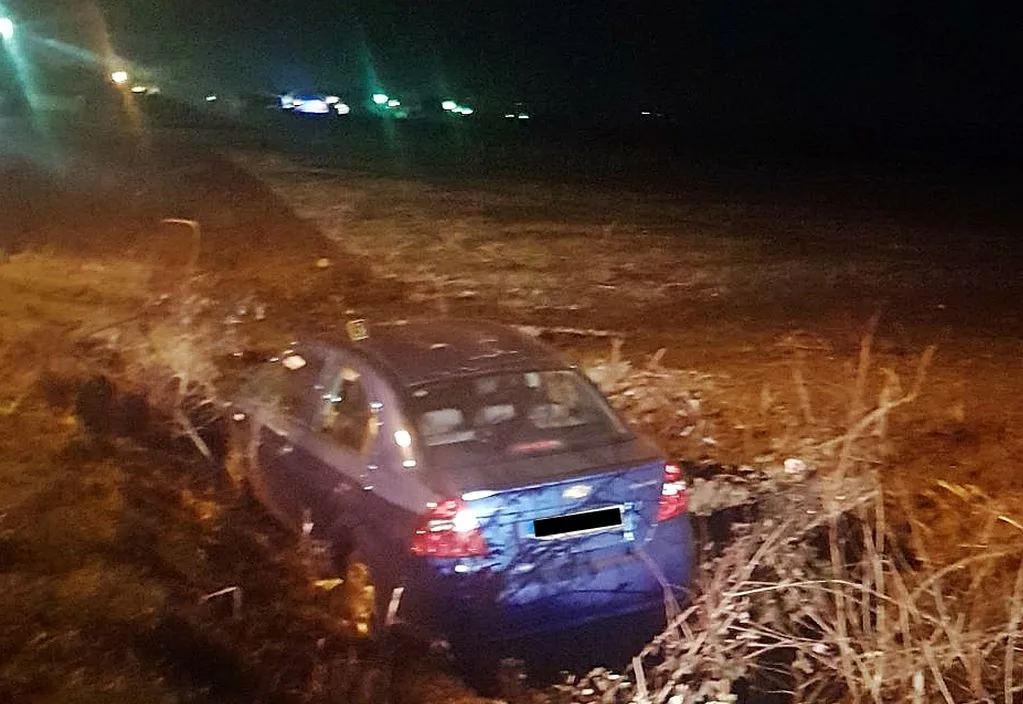 Maloljetno lice završilo u zvorničkoj bolnici nakon slijetanja automobila „Passat” sa kolovoza