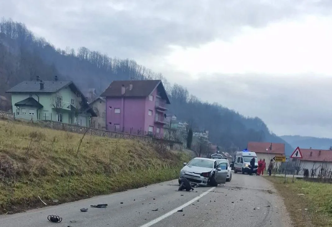 Sudar na magistralnom putu Zvornik-Bratunac, dva lica povrijeđena, točkovi otpali sa automobila (FOTO)