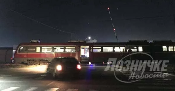 Jedno lice zadobilo povrede kada je automobil podletio pod voz kod Loznice (FOTO)