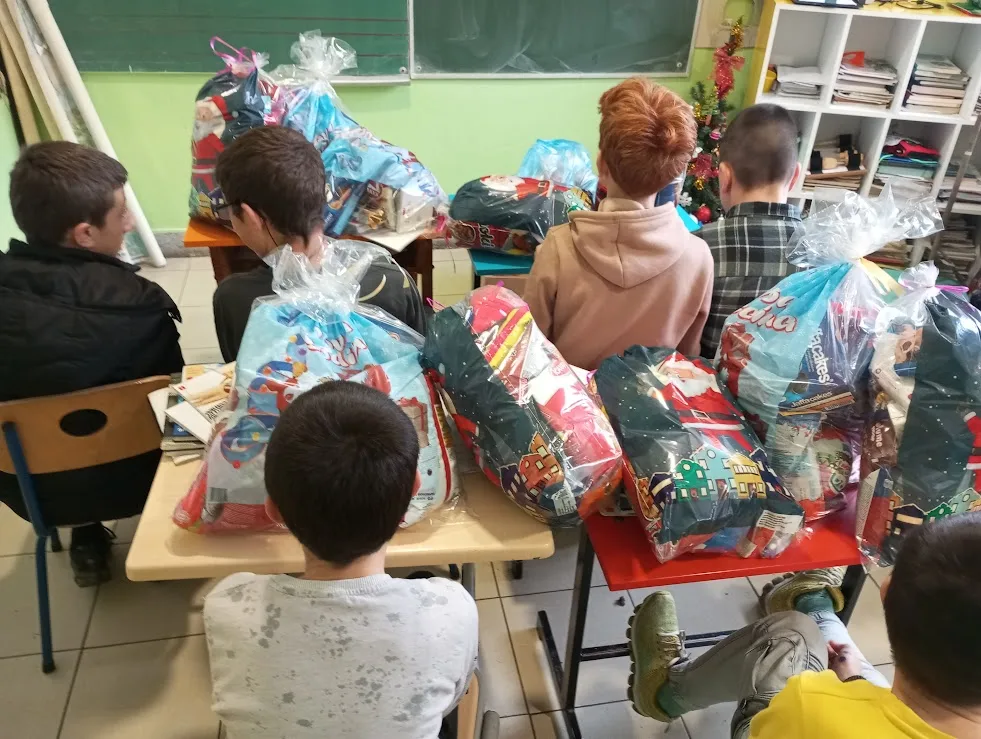 Učenici iz Križevića darovali slatkiše učenicima posebnih odjeljenja Osnovne škole “Sveti Sava” u Zvorniku (FOTO)