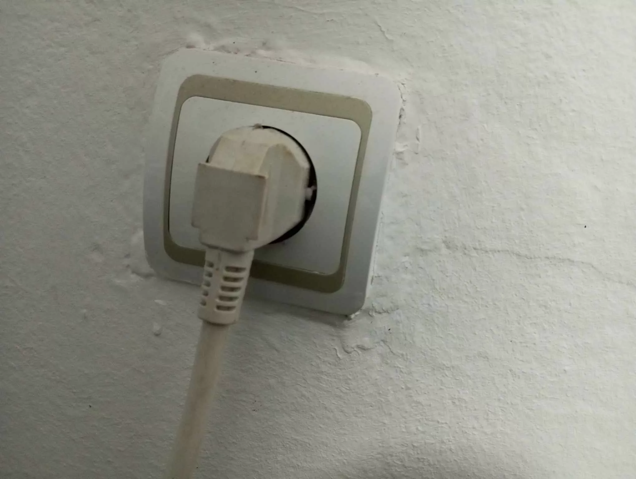 Ako uočite ove probleme sa strujom, odmah zovite električara