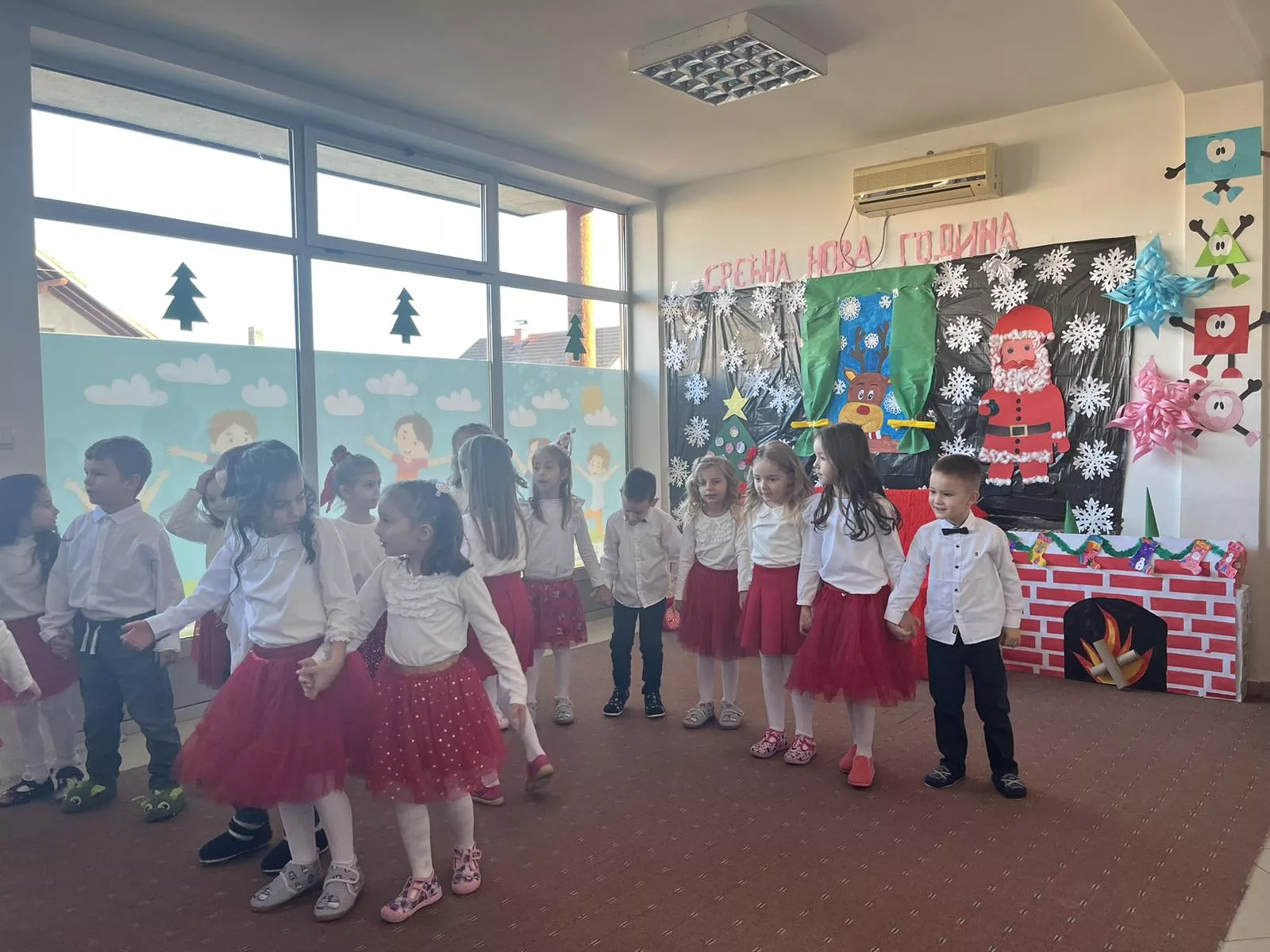 Zvornički mališani u predškolskim odjeljenjima glumili, pjevali i na kraju dozvali Deda Mraza sa paketićima (FOTO)