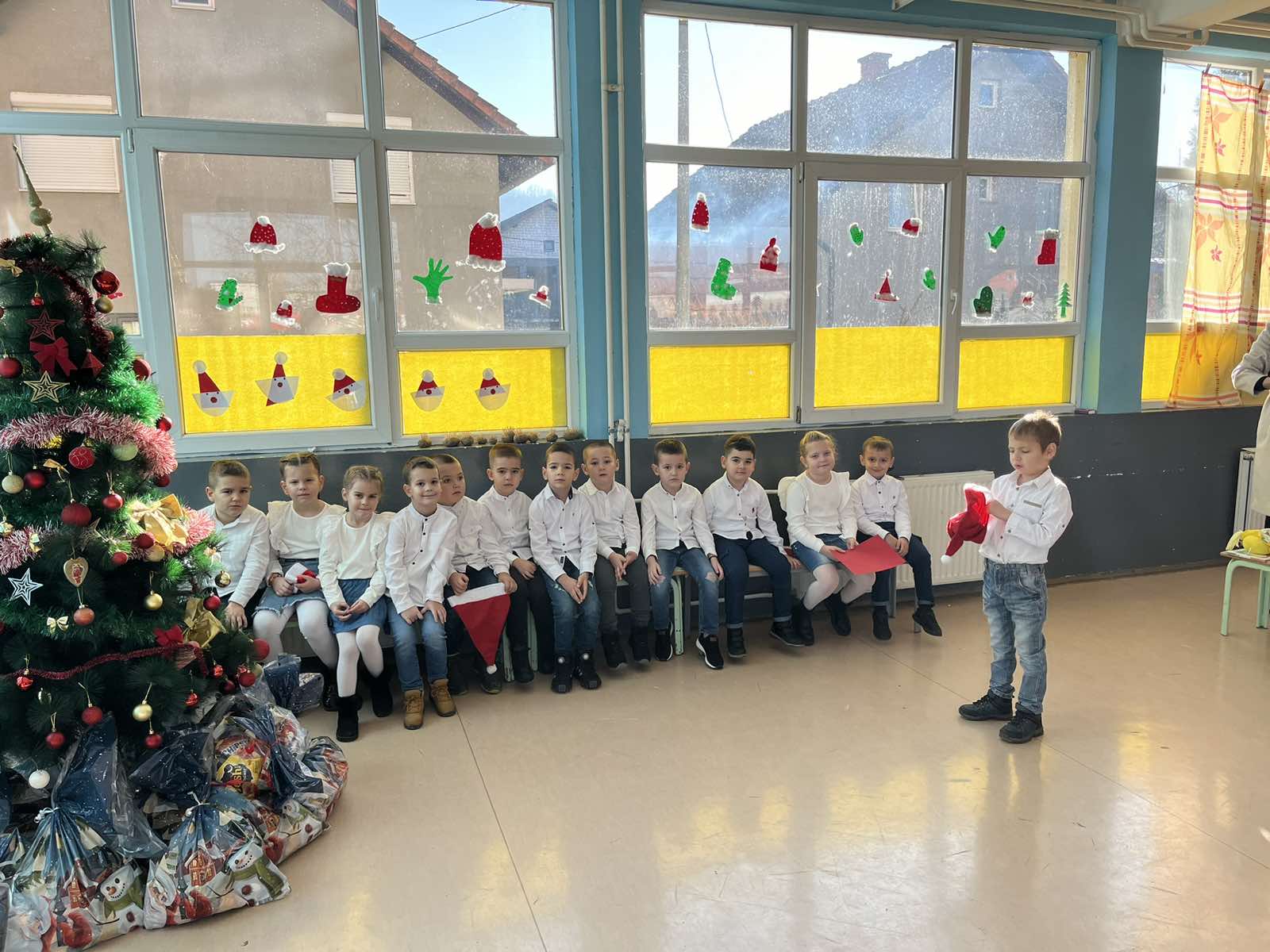Zvornički mališani u predškolskim odjeljenjima glumili, pjevali i na kraju dozvali Deda Mraza sa paketićima (FOTO)