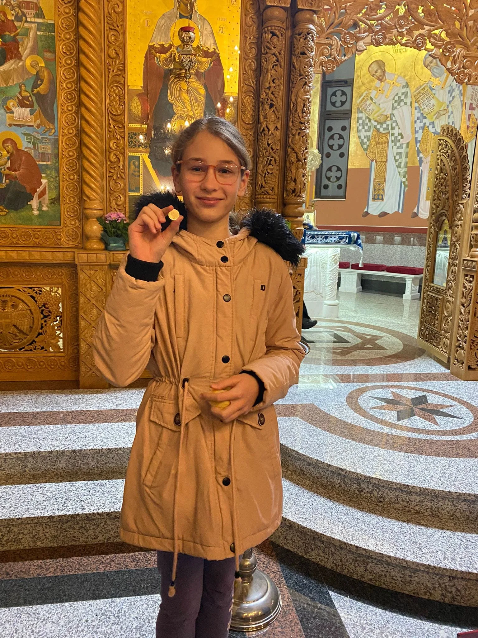 U lomljenju česnice Darija Dragić pronašla zlatnik u zvorničkom Sabornom hramu (FOTO)