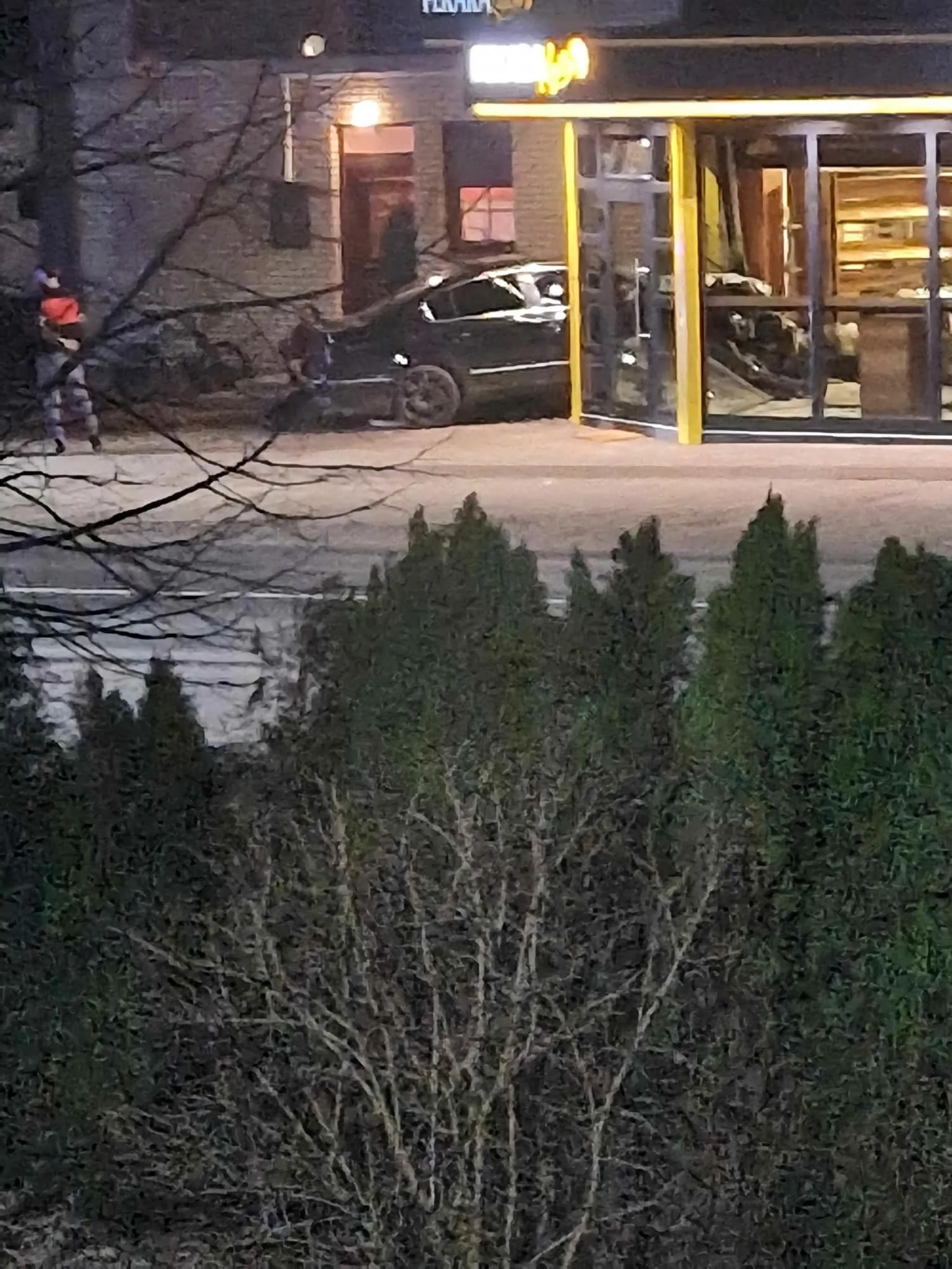 Sletio s automobilom s magistralnog puta i uništio pekaru (FOTO)