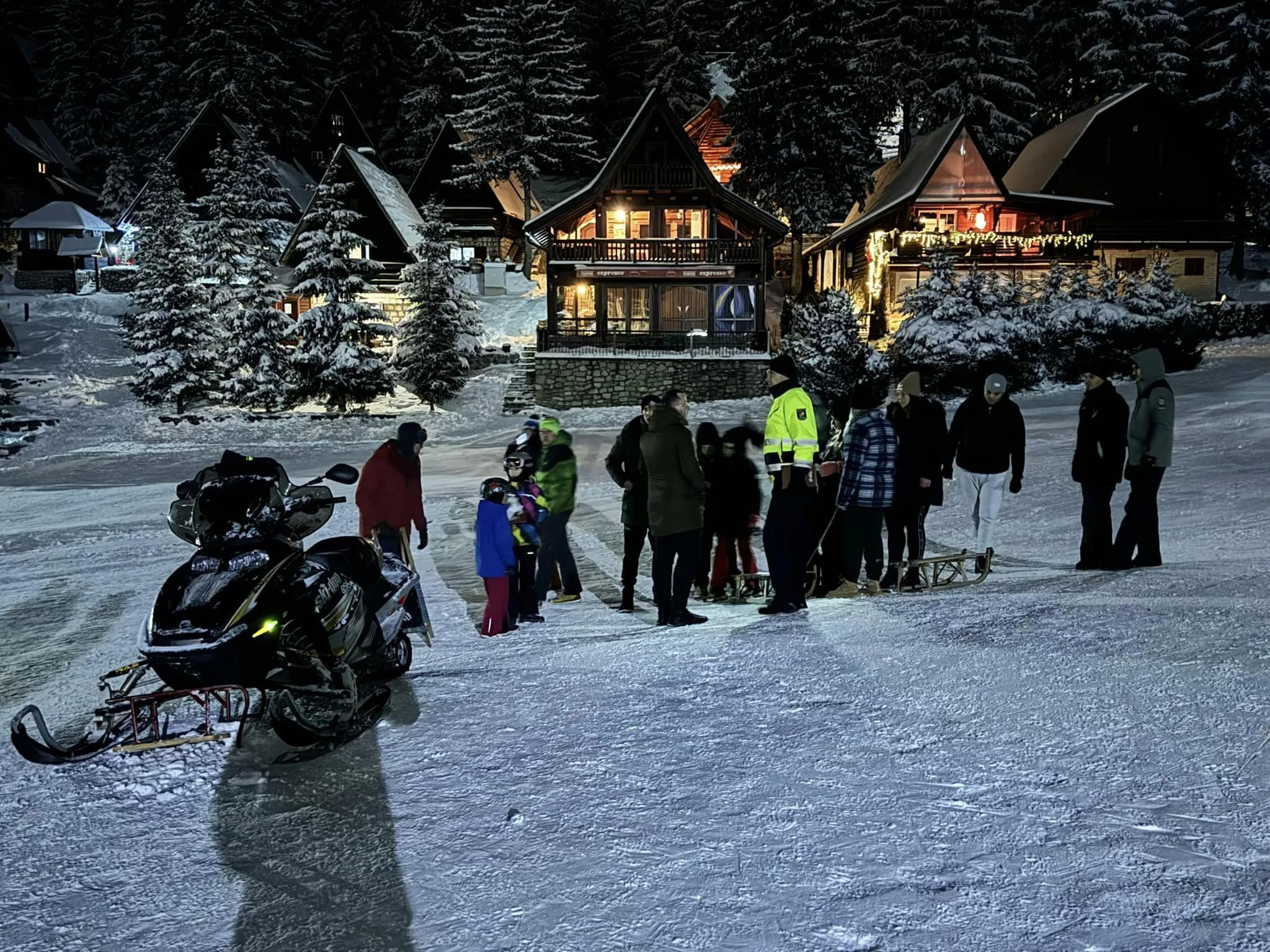 Muškarac pijan vozio motorne sanke, pa udario dvoje djece dok su sanjkala (FOTO)