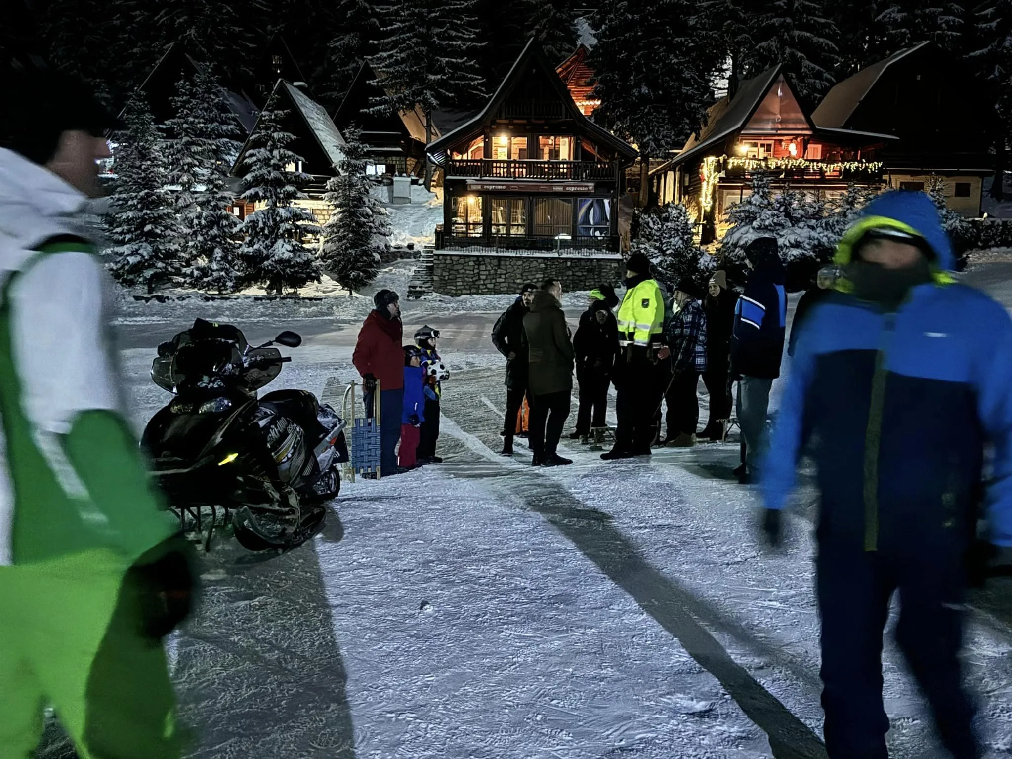 Muškarac pijan vozio motorne sanke, pa udario dvoje djece dok su sanjkala (FOTO)