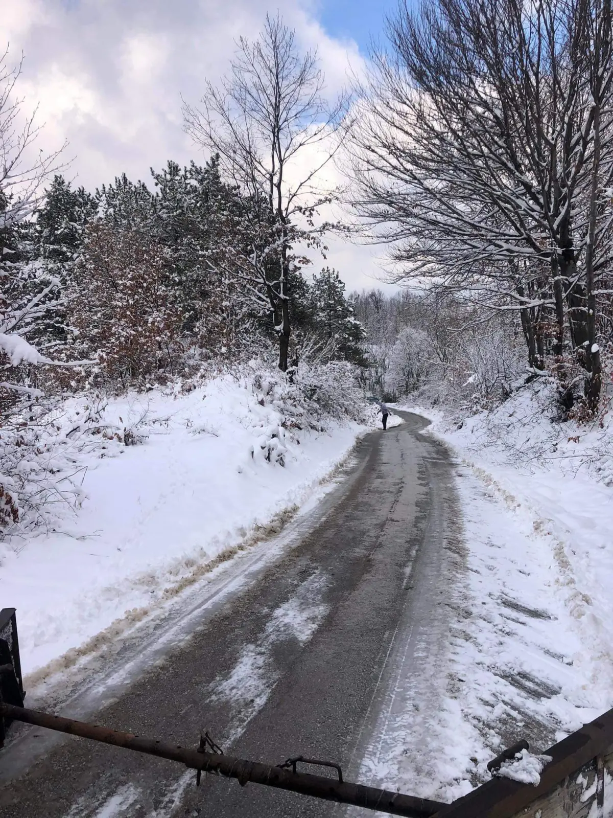 Mještani samoorganizovano uklonili snijeg sa puta u zvorničkom naselju Potočani (FOTO)
