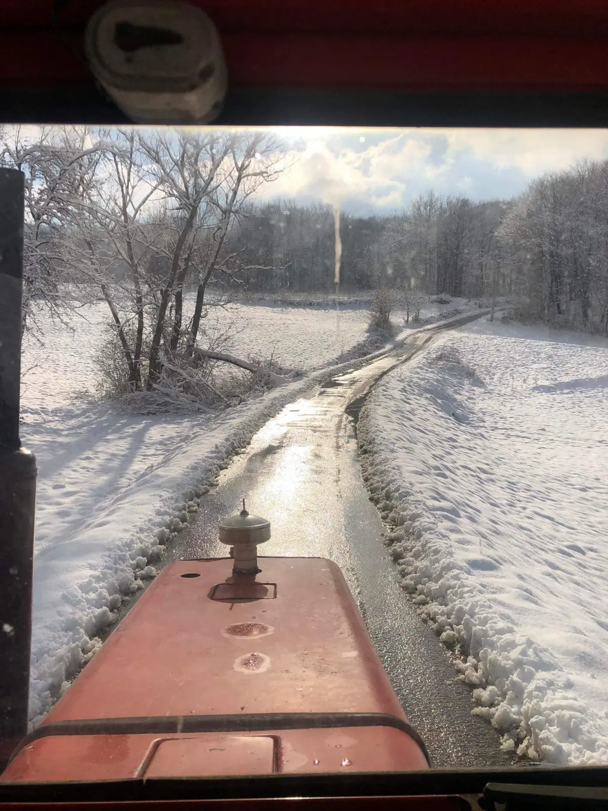 Mještani samoorganizovano uklonili snijeg sa puta u zvorničkom naselju Potočani (FOTO)