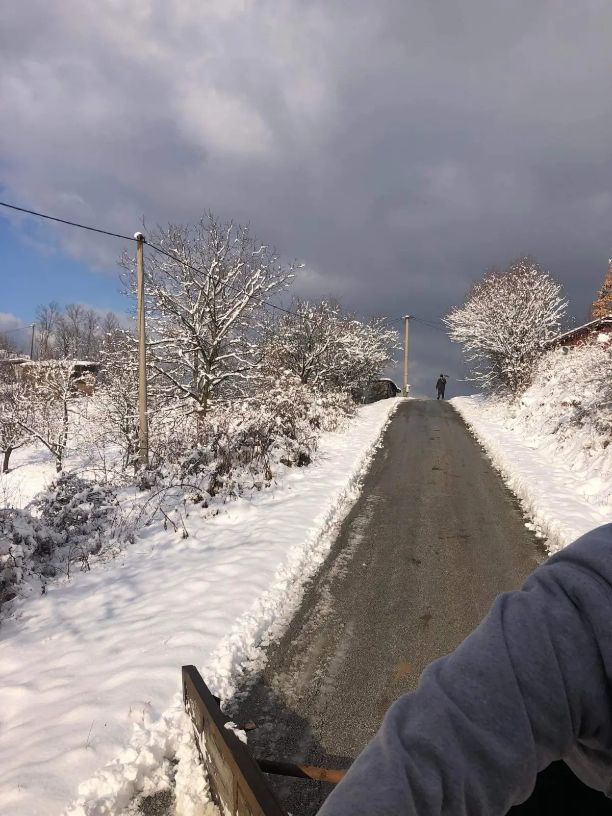 Mještani samoorganizovano uklonili snijeg sa puta u zvorničkom naselju Potočani (FOTO)