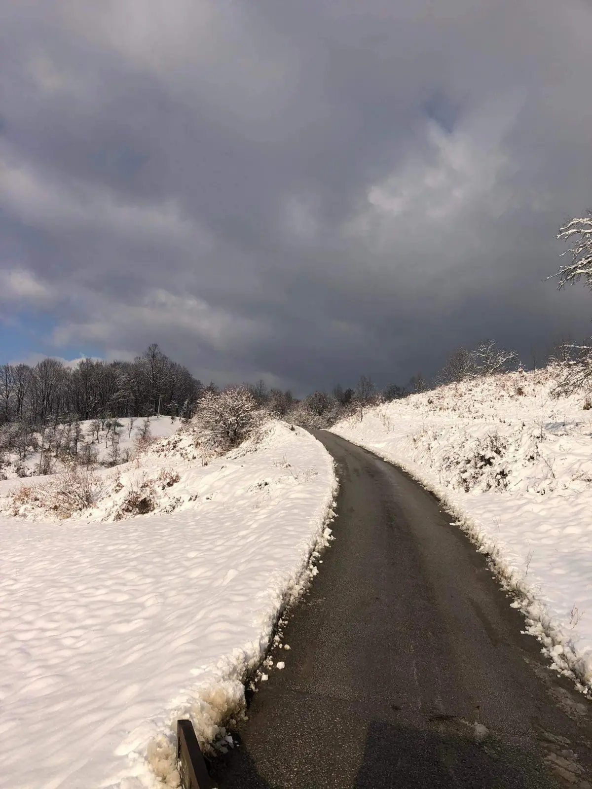 Mještani samoorganizovano uklonili snijeg sa puta u zvorničkom naselju Potočani (FOTO)