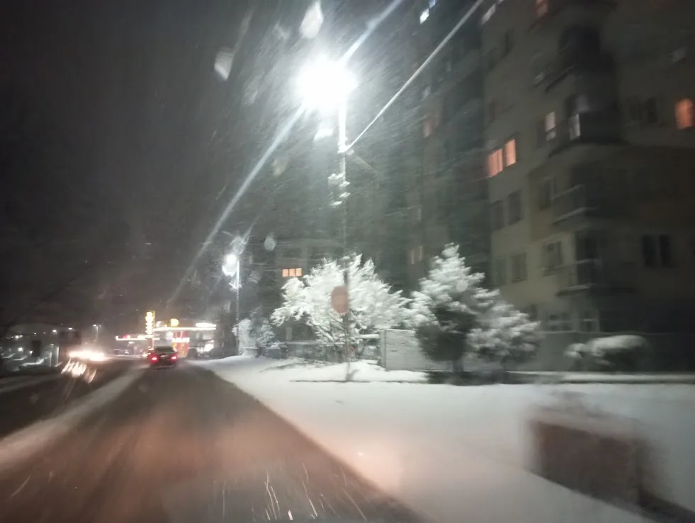 Uz poledicu na putevima jutros saobraćaj normalizovan na svim putnim pravcima, nema više zabrane za teretna vozila preko planinskih prevoja