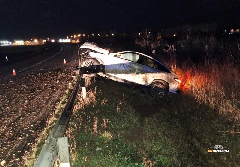 Slijetanje sa puta kod Bijeljine, dvije osobe zadobile povrede (FOTO)