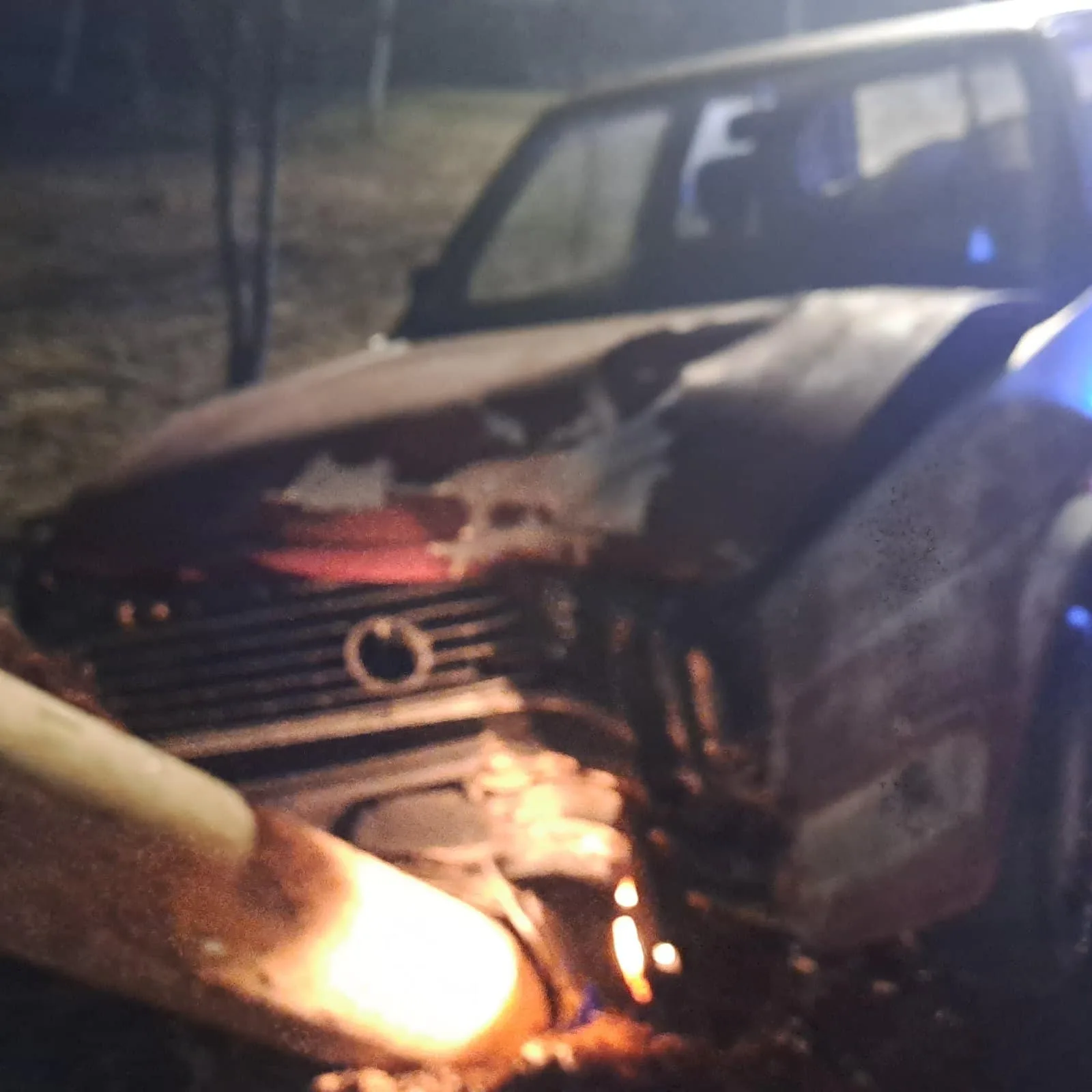 Srušio se betonski stub nakon udara automobila kod Bratunca (FOTO)