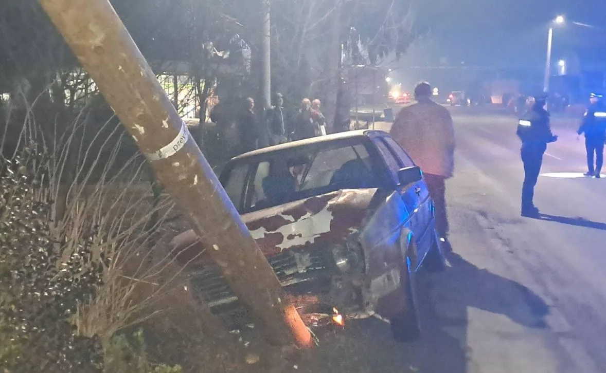 Srušio se betonski stub nakon udara automobila kod Bratunca (FOTO)