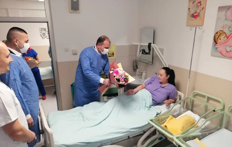Gradonačelnik Zvornika darivao prve bebe u 2024. godini