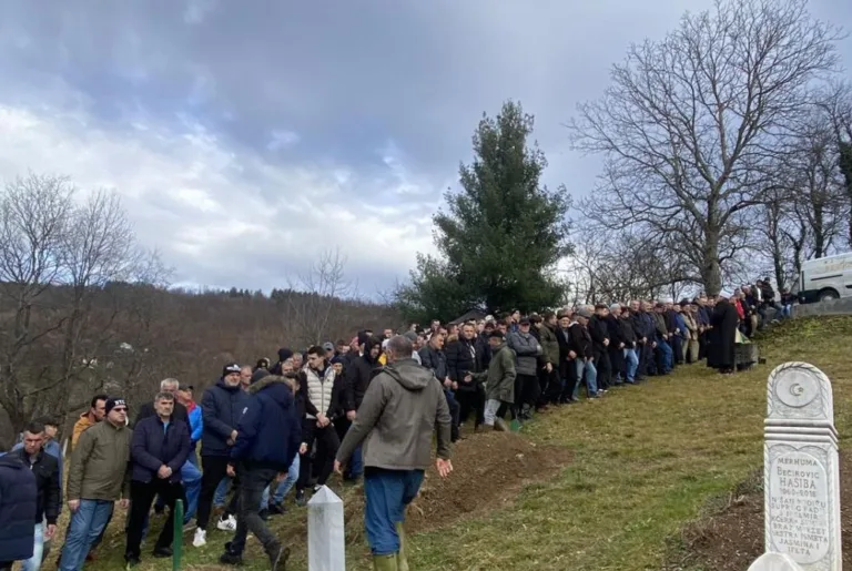 Više od pet stotina ljudi na dženazi prerano preminulom Ramizu Zahrioviću iz naselja Ravnice kod Bratunca (FOTO)